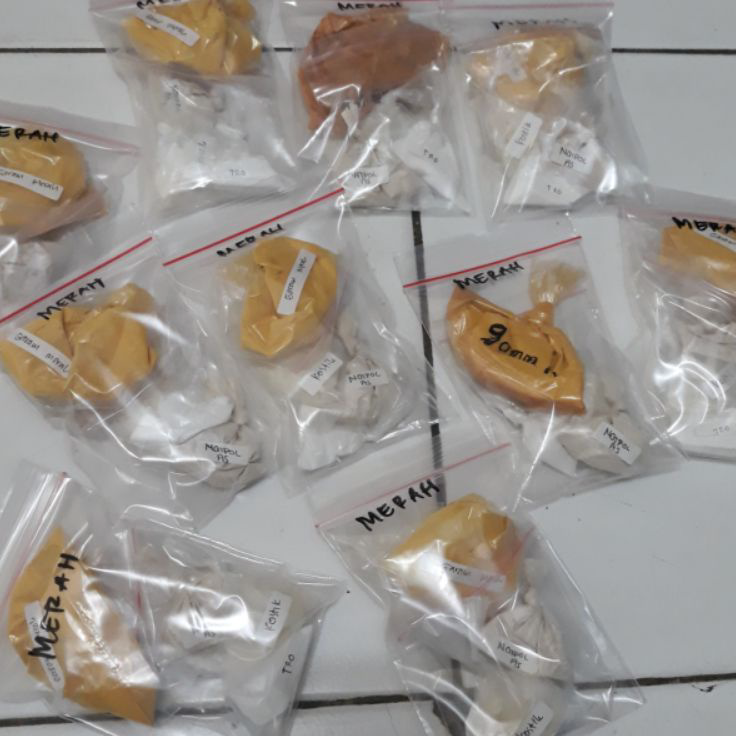 

Terlaris Pewarna kain Napthol lengkap 25gram per set(naptol, kostik, garam, Tro) Produk