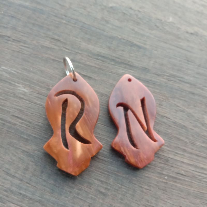 bandul kalung kokka terompah huruf inisial