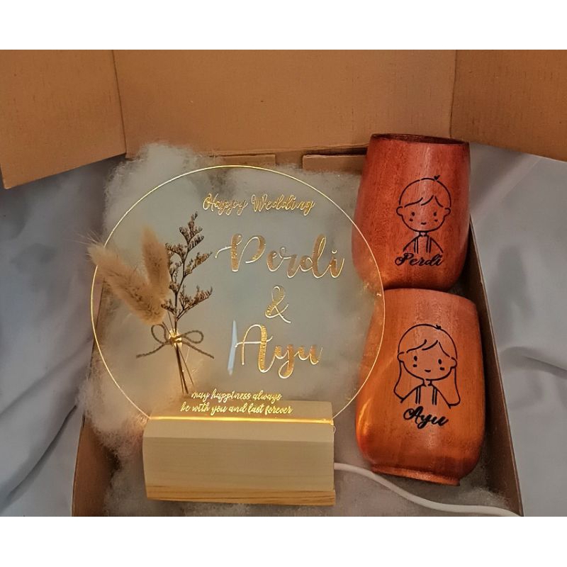 

set hampers kado wedding/ultah/wisuda Lampu akrilik custom/gelas kayu ukir