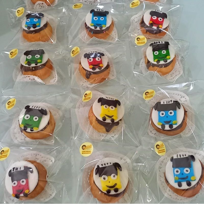 

Souvenir ulang tahun donat mini karakter tayo isi 10