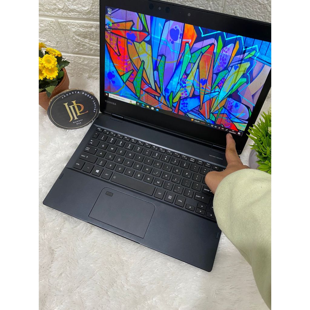 TOSHIBA X20W-D 8GB - 256GB INTEL CORE I5 GEN 7° jadi seperti tablet