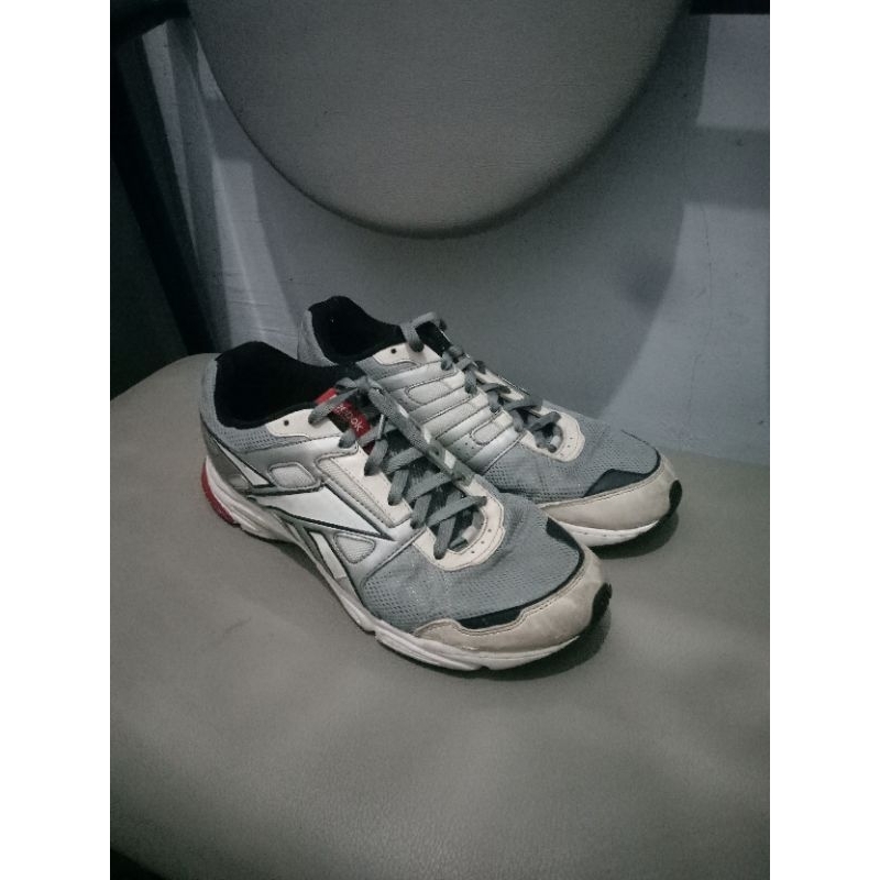 sepatu running reebok original size 43 bisa untuk gym badminton tennis training