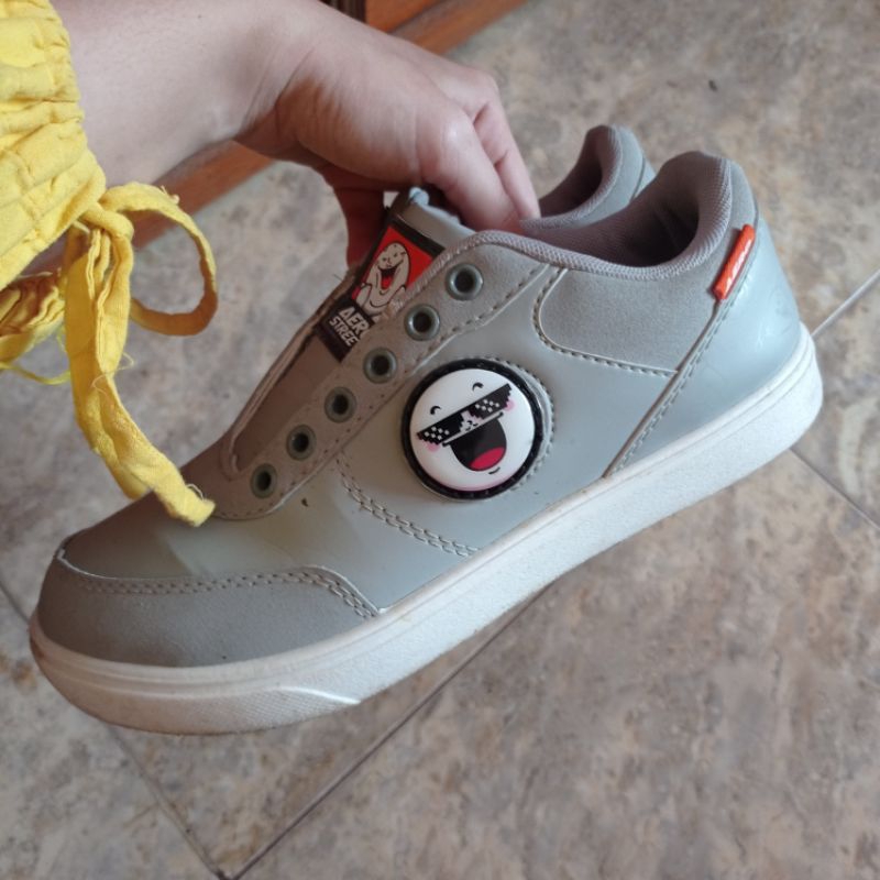 preloved sepatu aero street x dagelan warna abu size 38