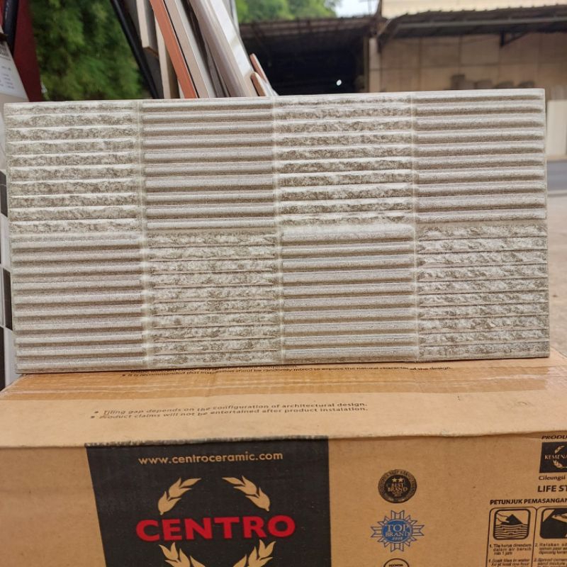 KERAMIK DINDING BATU ALAM CENTRO JIMBARAN GREY 20X40 KW1