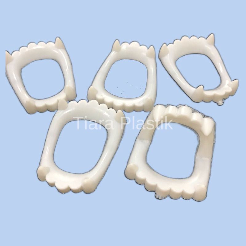 MAINAN ANAK GIGI TARING PALSU