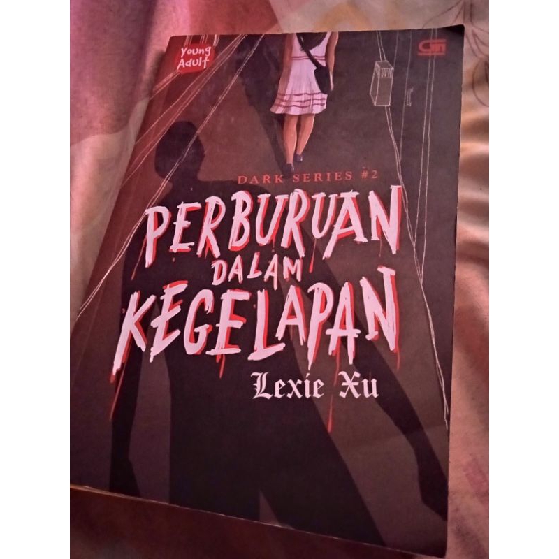 Preloved novel bekas Lexie Xu Perburuan dalam Kegelapan Dark series #2