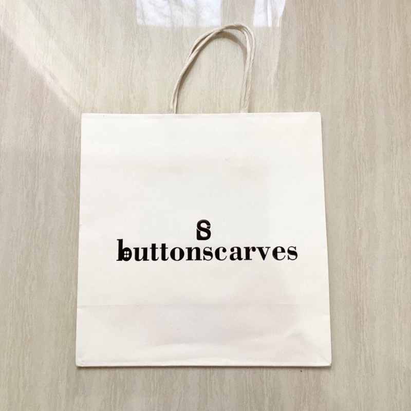 

Paper Bag Buttonscarves WAJIB CO dengan produk BS