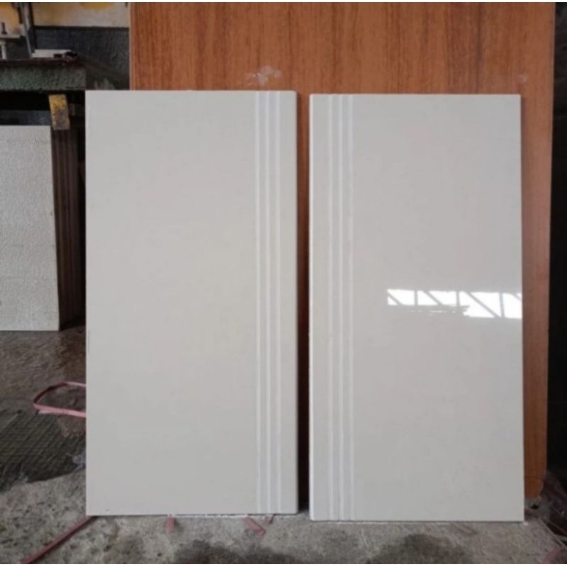 Granit Anak Tangga 30x60 Cream Polos Stepnosing