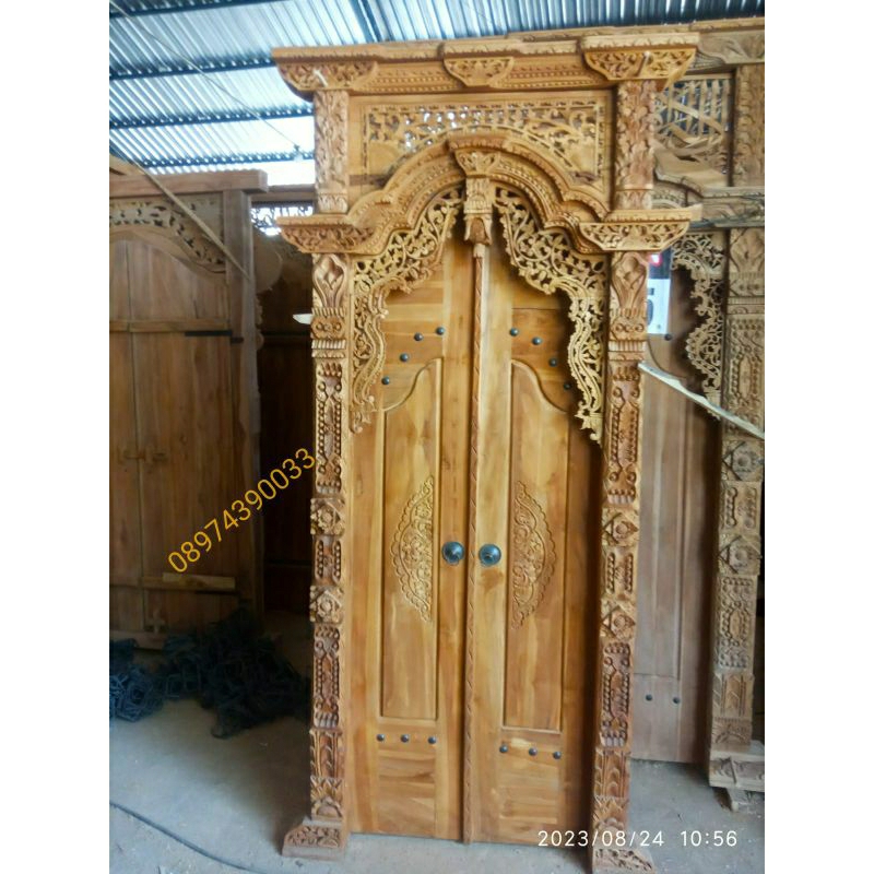 Pintu Gapura Jati, Kusen Ukir Jepara