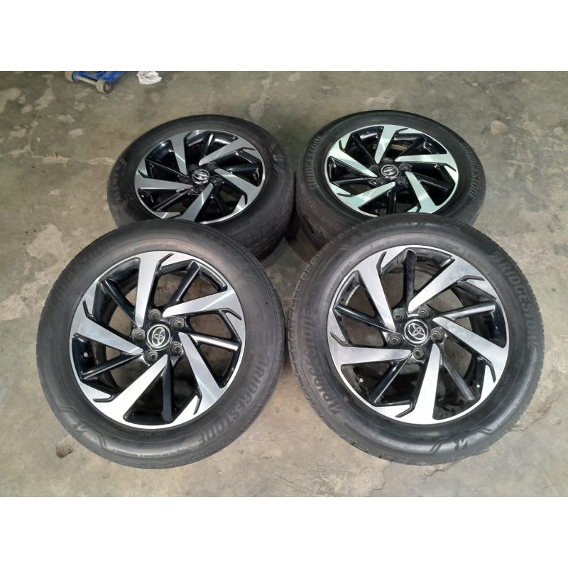 Velg Mobil Bekas OEM Toyota Rush Ring 17 Pcd 5x114,3+Ban BS 215 60 r17 Buat Inova Terios Rush Alphar