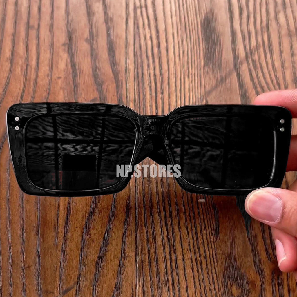 Kacamata Hitam Pria Wanita Model Keren Unik Gagang Lebar Bahan Plastik Tebal Tapi Tidak Terlalu Bera