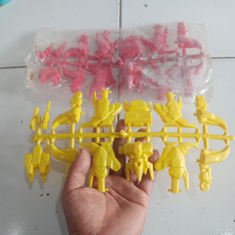 Mainan jadul robot belum dirakit
