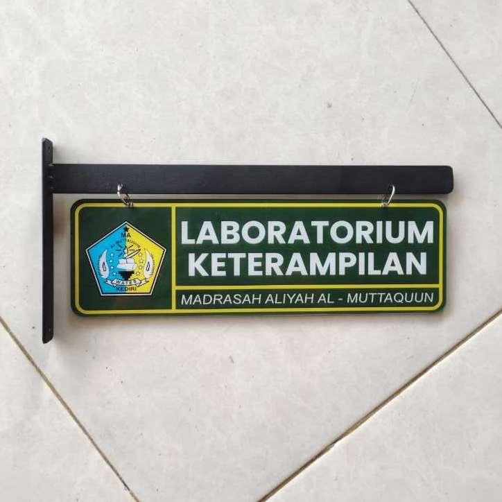 Papan Nama Akrilik Kelas Ruangan + Gantungan Custom Design