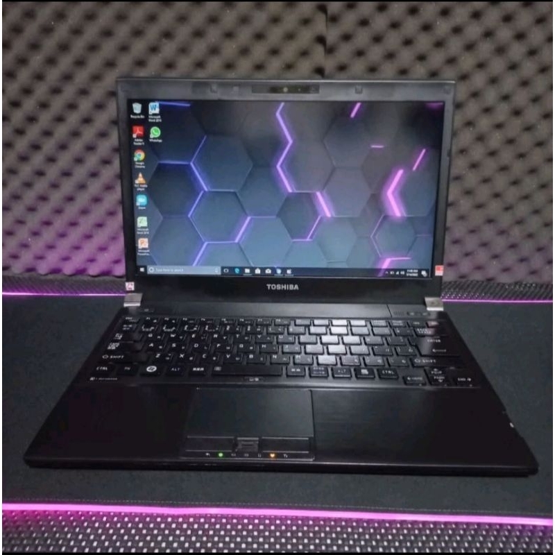 Laptop Toshiba R930 Core i5 RAM 8GB SSD 128GB CPu 2.7GHz Windows 10 Pro -Like New