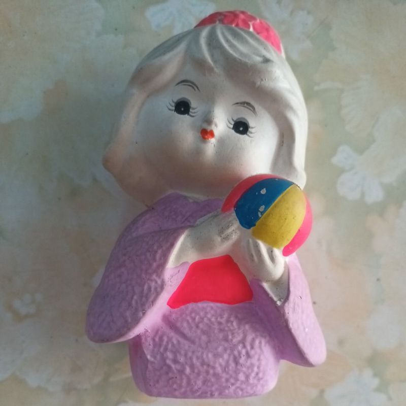 Boneka keramik asli Jepang memegang bola