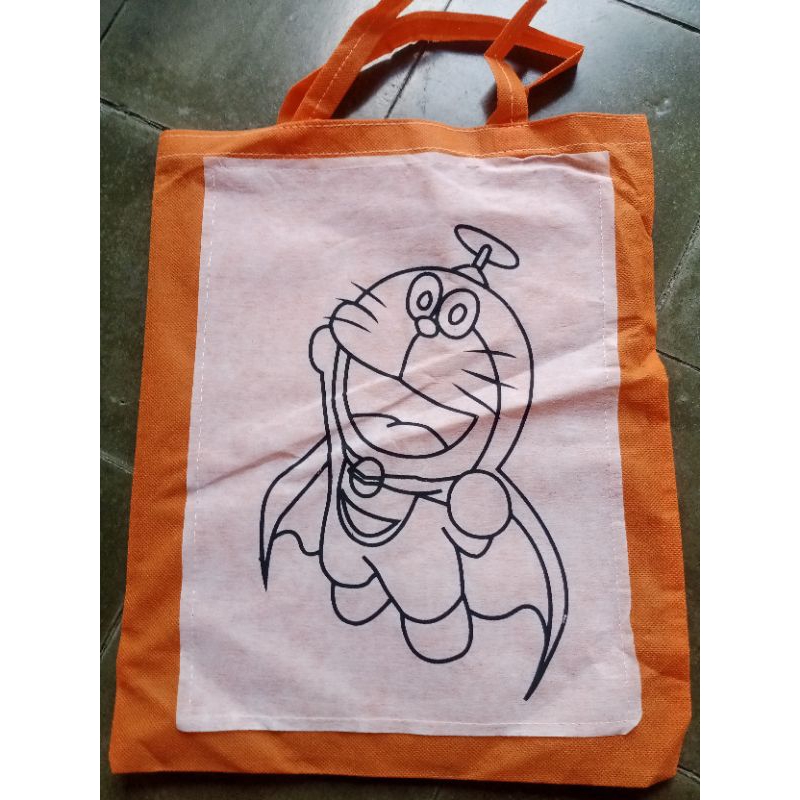 coloring tas kain sponbond Doraemon terbang baling-baling bambu