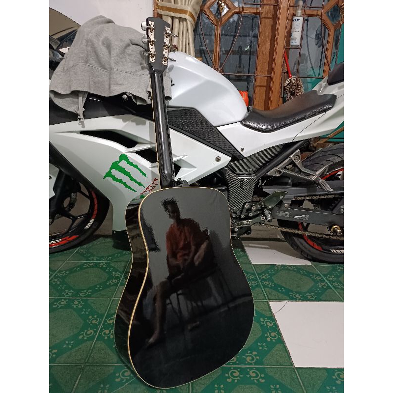 Gitar akustik elektrik Cort Jumbo hitam