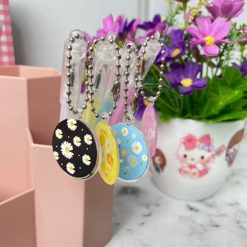 

Pulpen Gantungan Koin Bulat Bunga Daisy SUPER CUTE MURAH Ready 4 Warna / Bolpen Gantungan Koi Motif Flower Daisy Cantik LUCU Unik Alat Tulis Sekolah Anak Kekinan Best Seller Bisa grosir dan COD