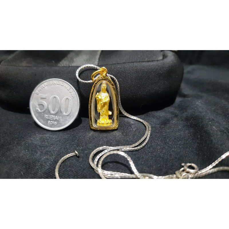 liontin kwan im berdiri