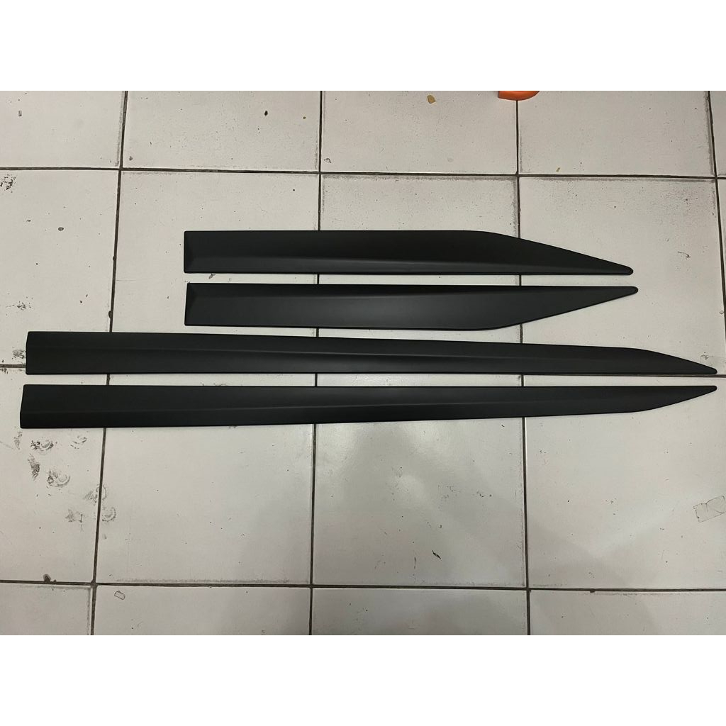List body samping mobil agya ayla hitam doff - chrome