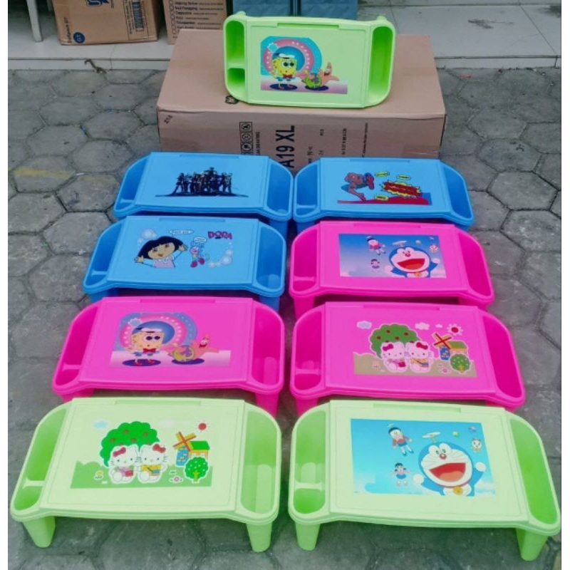 

Meja belajar plastik, dilengkapi dengan tempat pensil, tersedia warna pink dan hijau