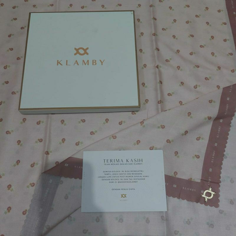 Wearing Klamby Scarf Heylocal - Buttonscarf - Scarf Wearing Klamby