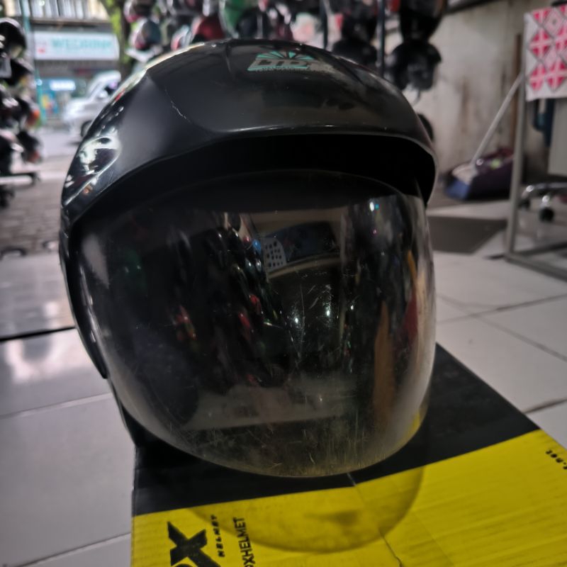 Helm Ltd hitam bekas