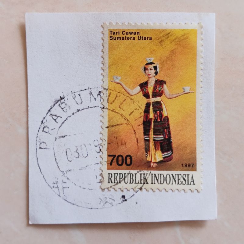 

(K23) Cap Pos Jelas Perangko Indonesia 1997 Tarian Daerah Seri 6 - Tari Cawan 700 rupiah Used