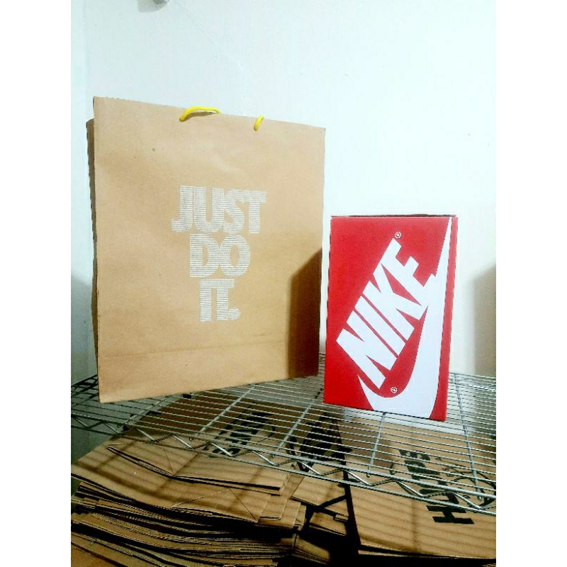 

PROMO..!! PAPER BAG + ( BONUS BOX DUS SEPATU ) STORE NIKE ORIGINAL 100%, ADIDAS,NEW BALANCE, BY HOOPS .TERMURAH