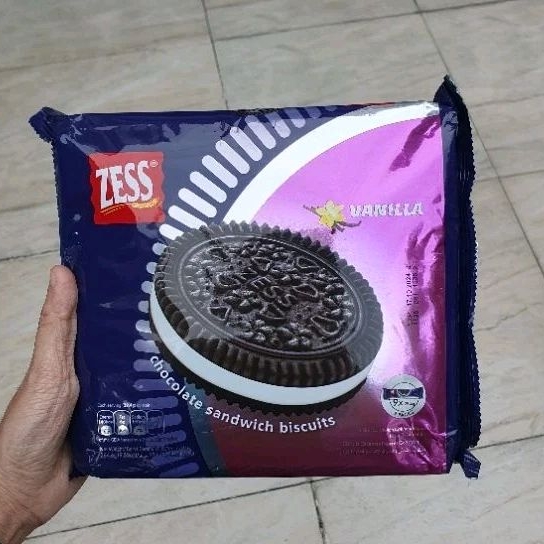 

Zess Chocolate sandwich biskuit rasa Vanila IMPORT ( isi 9 pack )