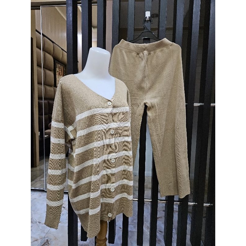 one set sheila saukia