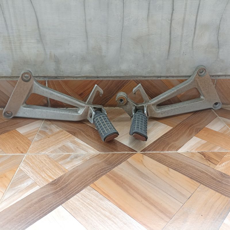 step pijakan kaki belakang footstep KPP Honda Cbr 150r old karbu cbu Original