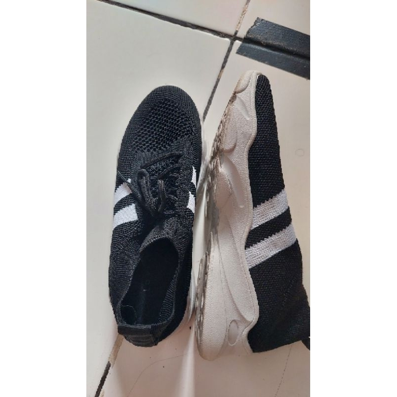 Preloved Sneakers Hitam Laviola