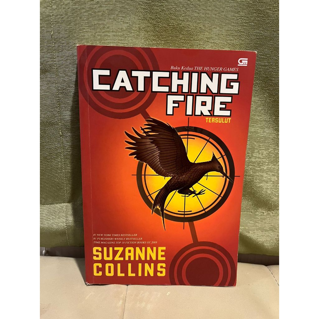 Buku Novel Catching Fire - Hunger Games Trilogy - ditulis oleh Suzanne Collins