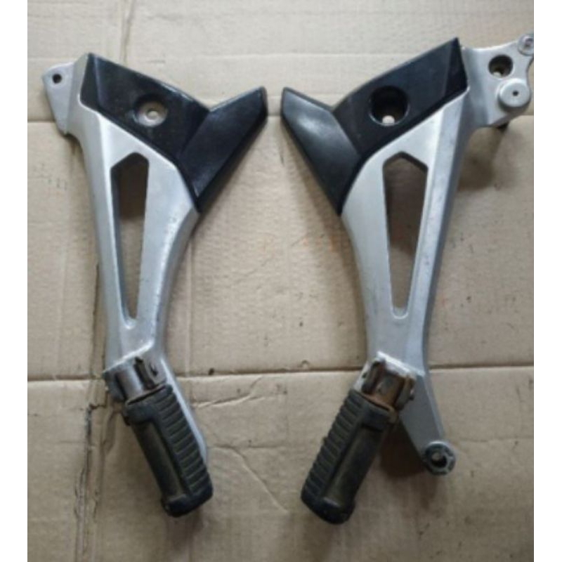 Footstep Postep Belakang Kanan Kiri  Honda Supra X 125 TR DD Double Disc Original
