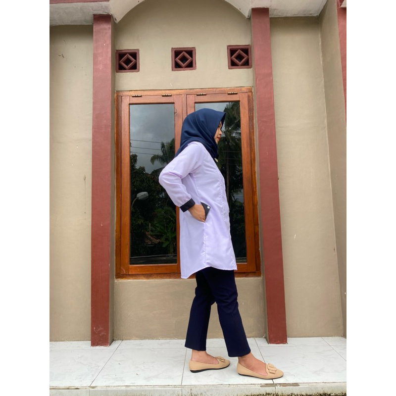 atasan tunik putih lis hitam model kerah daun