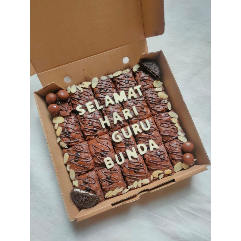 

Fudgy Brownies Tulisan & Full Topping