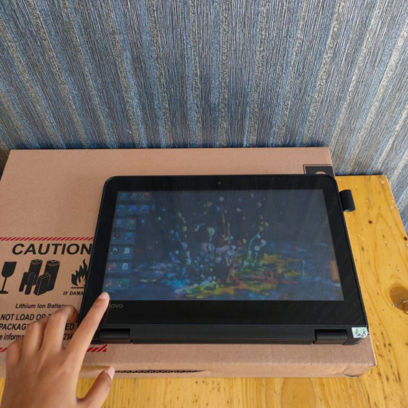 Lenovo 300e Convertible Flip 360° bisa jadi Tablet Toucscreen intel celeron N3350  Ram 4Gb/SSD 128Gb