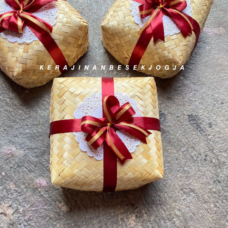 

SEPASANG BESEK 22X22 NATURAL PITA besek nasi kotak nasi hampers besek kotak besek pita besek bambu besek lucu