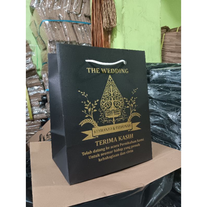

PAPER BAG R5 Hitam Sablon Gold|Paperbag 18×12×22 Hitam