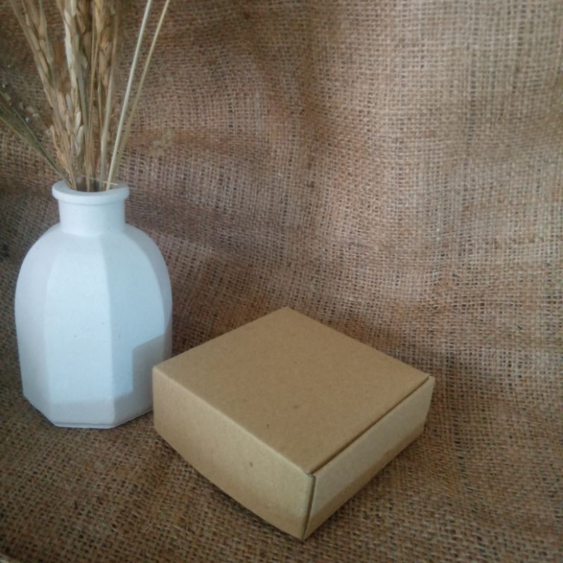 

1 Pack isi 12 pcs Gift Box Kotak Souvenir bahan Karton Board No.140 warna Coklat muda Size 8x8x3 cm