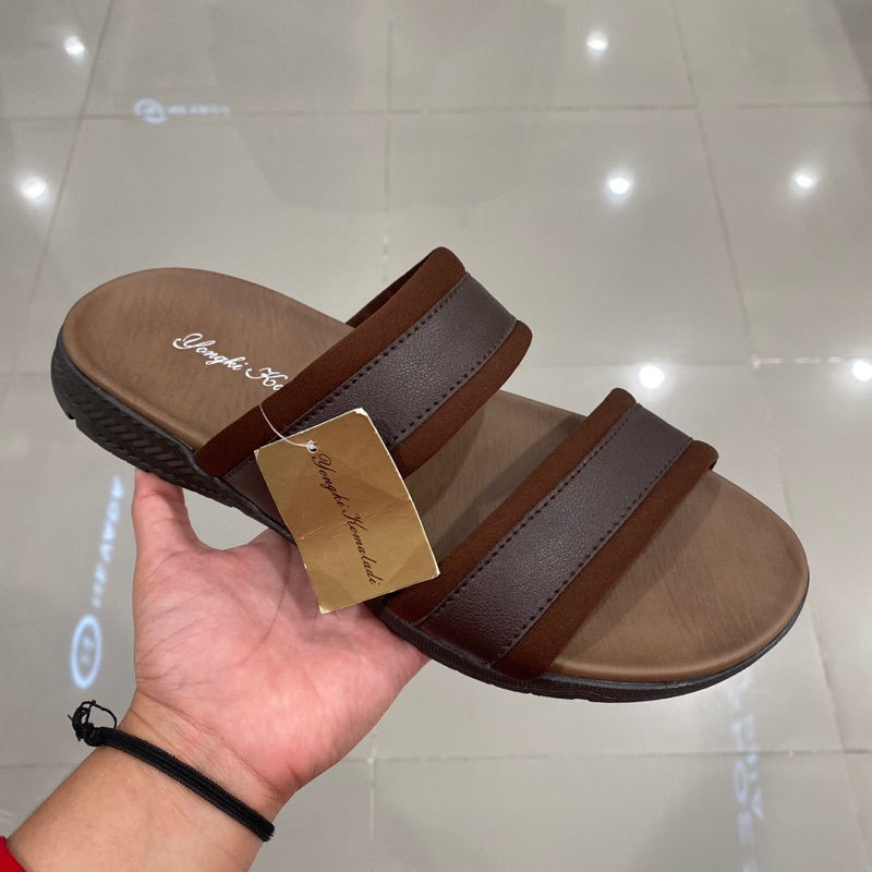 YONGKI KOMALADI SANDAL PRIA SLIP-ON STRIP MATAHARI