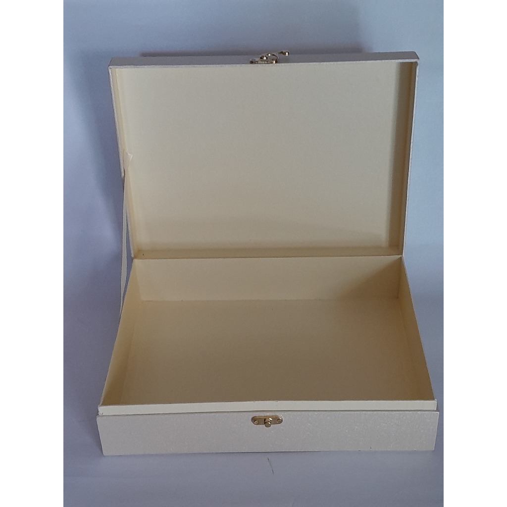 

Box Kotak Berkunci uk 40x35x10, Gift Box Kotak variasi kunci / Kotak Kado Hadiah / Hadiah Kotak Kado / Box Hampers Hardbox murah / Hardbox