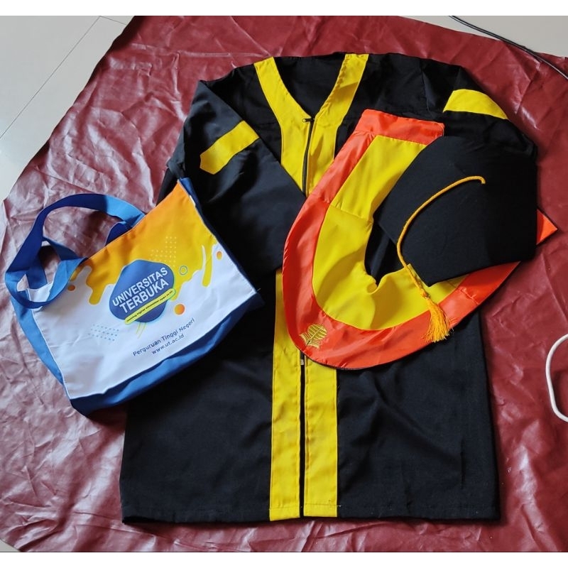 Toga wisuda Lengkap UT