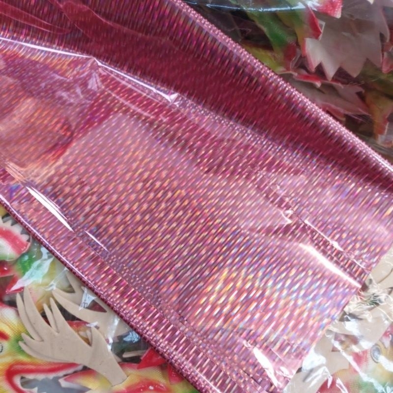 

Plastik Kado Hologram Merah Garis 50x65cm - 1 Ons Isi 14 Lembar