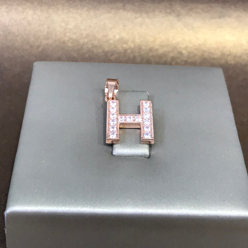 LIONTIN EMAS HURUF H 750 LLE0336