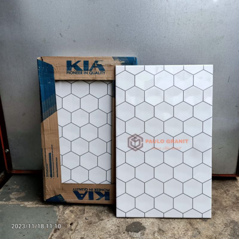 keramik dinding Hexagonal black UK 25×40