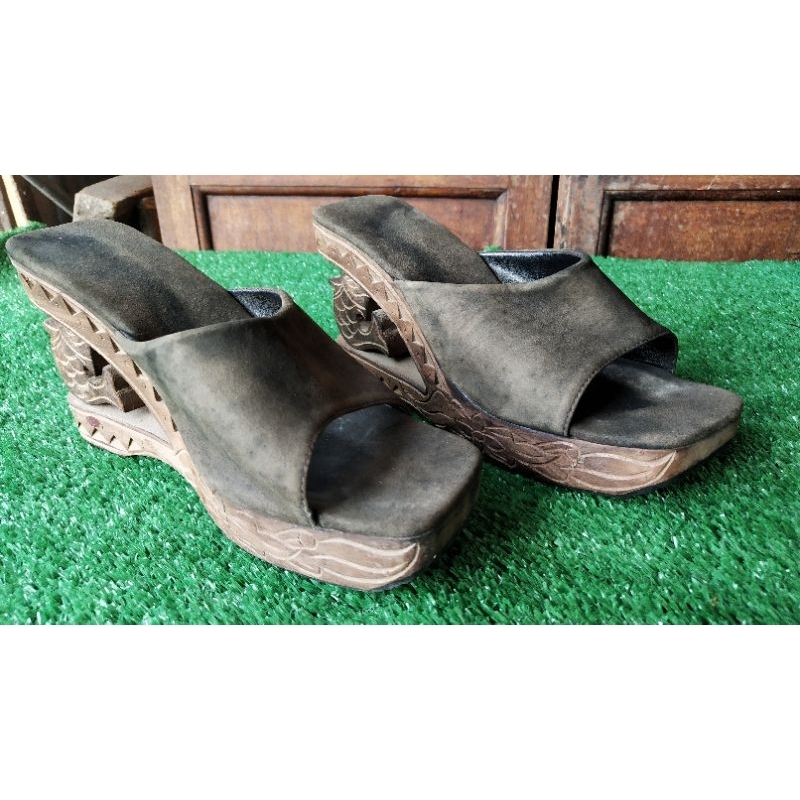 sandal kayu kuno ukiran