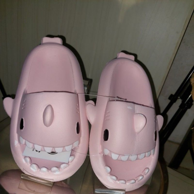 Komin Sandal Hiu  Baby Shark Dewasa Sendal Anak Perempuan Shark Cartoon Lucu Import Sendal Empuk Sli