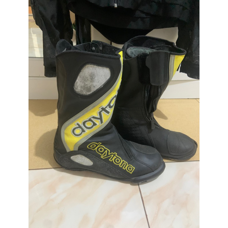 baju dan sepatu trail Daytona